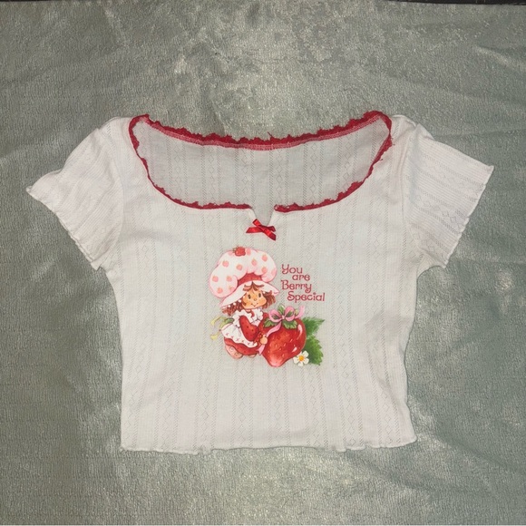 SHEIN Tops - SHEIN White Crop Top with Red Trim & Strawberry Shortcake Graphic size XS - 🍓🍰